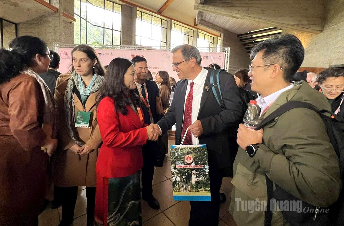 Vice Chairman of the Provincial People’s Committee Vuong Ngoc Ha presents a souvenir to Mr. Nickolas Zourous, Chairman of the UNESCO Global Geoparks Network.
