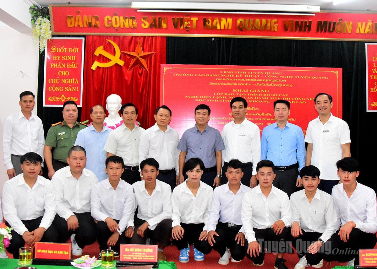 Các đại biểu và học sinh Lào tại lễ khai giảng.