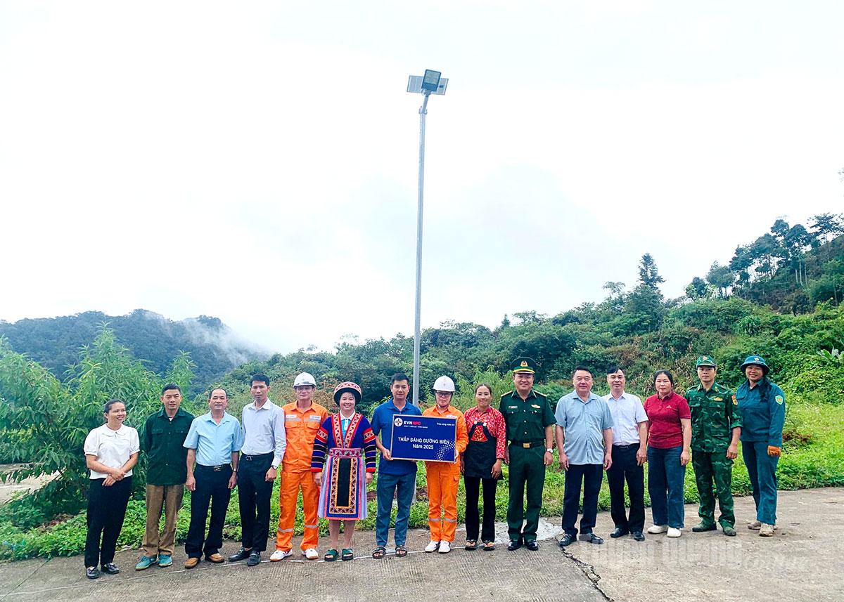 Đồn Biên phòng Tùng Vài, Đội Quản lý Điện lực khu vực Quản Bạ trao công trình thắp sáng đường biên tại mốc biên giới 291/2