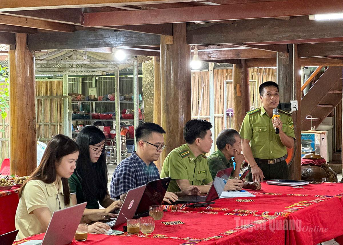 Ông Khổng Văn Quang, Quyền Hạt trưởng Hạt Kiểm lâm Na Hang chia sẻ công tác bảo tồn loài Vọoc mũi hếch.