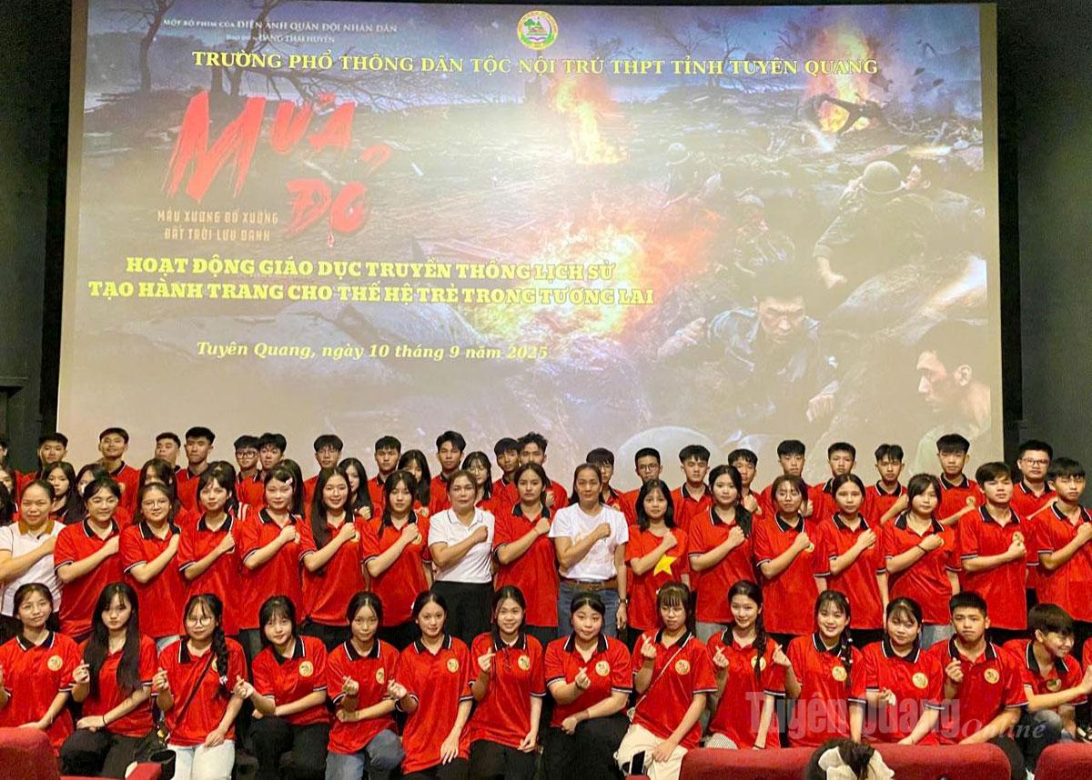 Trường Phổ thông Dân tộc nội trú THPT tỉnh tổ chức cho hơn 300 học sinh xem phim “Mưa đỏ”.