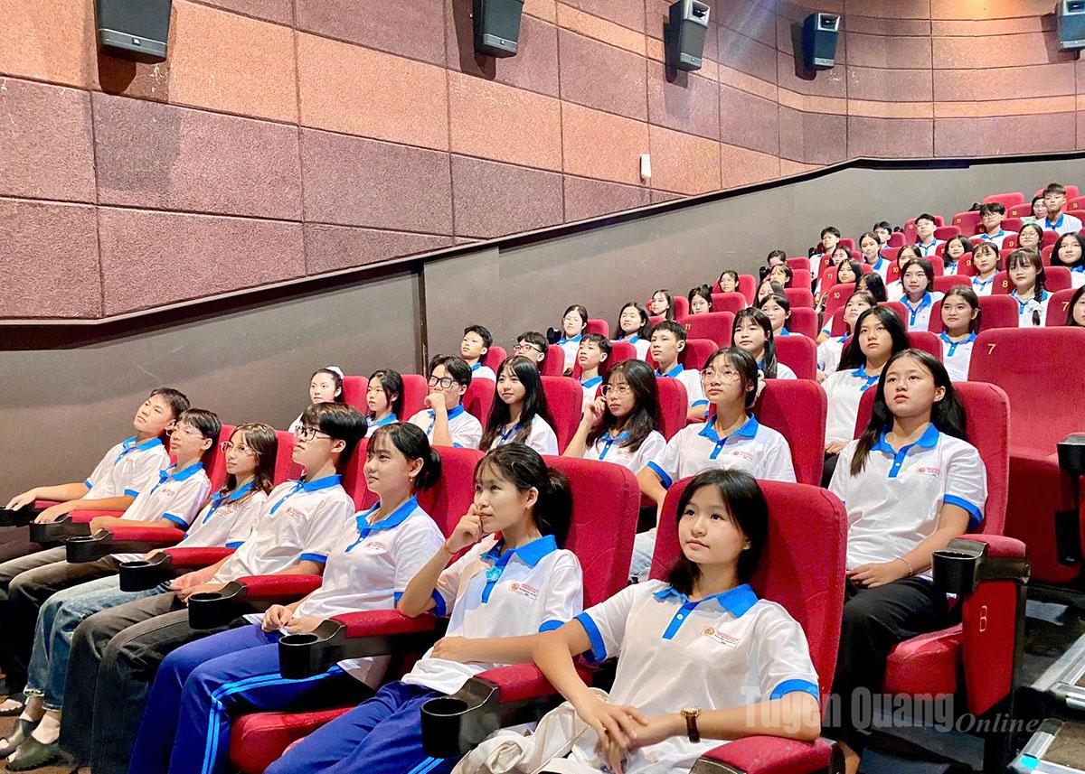 Học sinh trường Phổ thông Dân tộc nội trú THPT tỉnh xem phim Mưa đỏ.