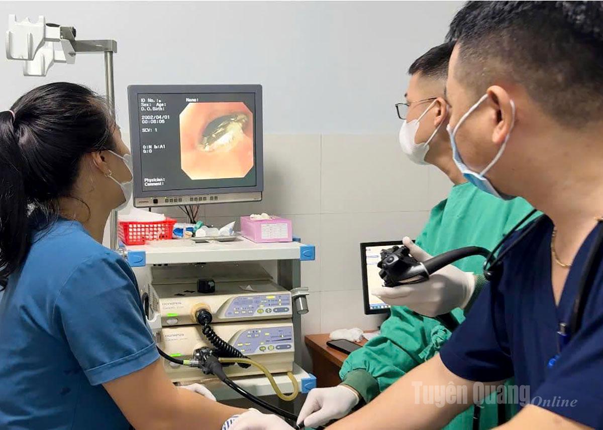 Các y, bác sĩ đang can thiệp trường hợp bé Lý Đ.Đ bị hóc dị vật.