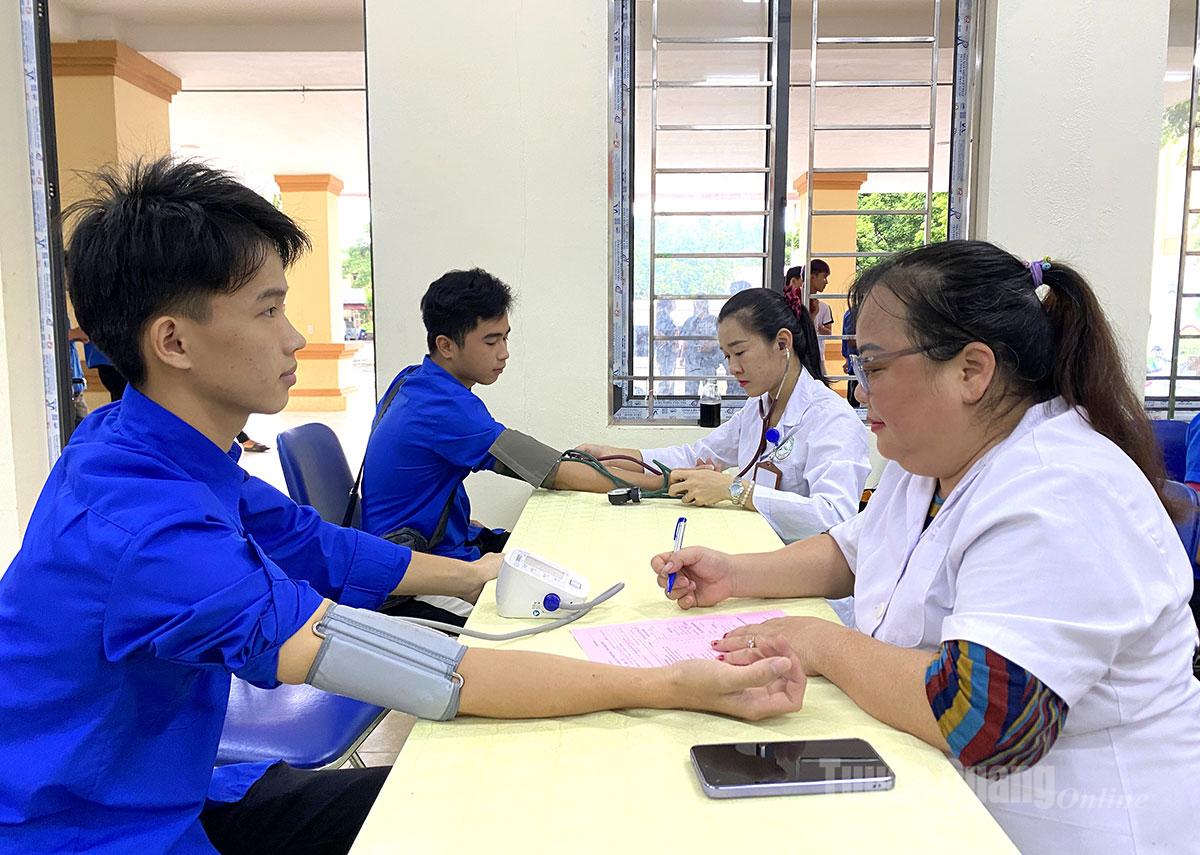 Sinh viên được khám sàng lọc trước khi hiến máu.
