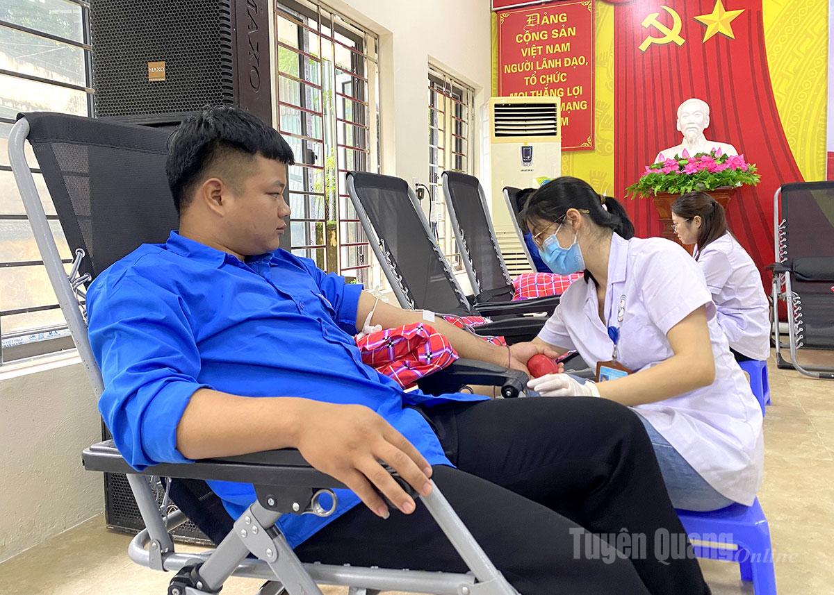 Sinh viên tham gia hiến máu tại Ngày hội “Giọt hồng yêu thương”.
