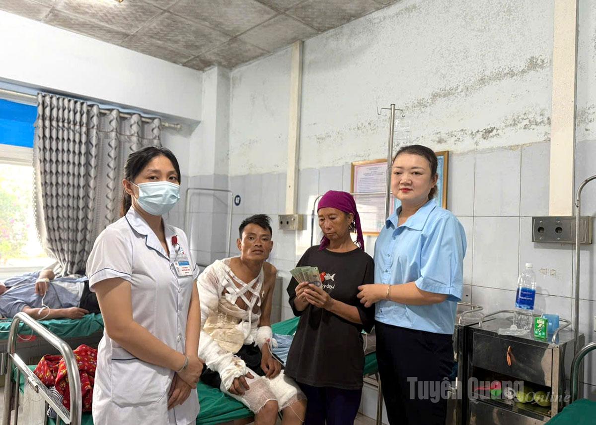 Báo và phát thanh, truyền hình Tuyên Quang trao kinh phí hỗ trợ cho anh Vàng Văn Đường, thôn 6 Minh Tiến, xã Bình Xa.