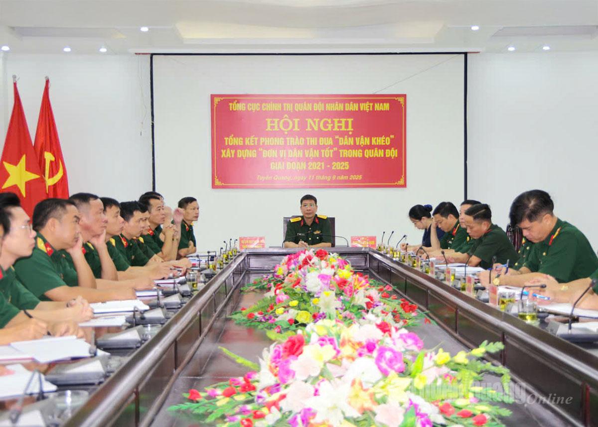 Các đại biểu dự hội nghị tại điểm cầu Bộ CHQS tỉnh.