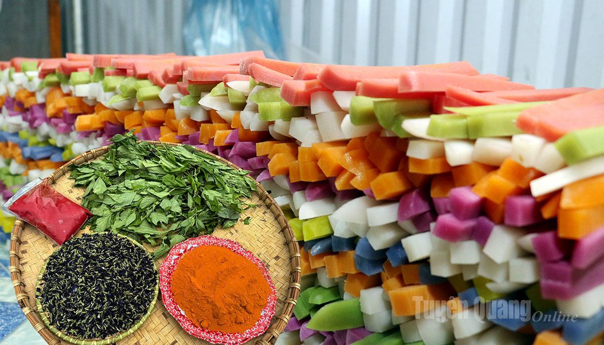 Purple wild leaves, turmeric, gac fruit, and butterfly pea flowers are used to make ‘Da’ cake with distinctive colors and flavors.
