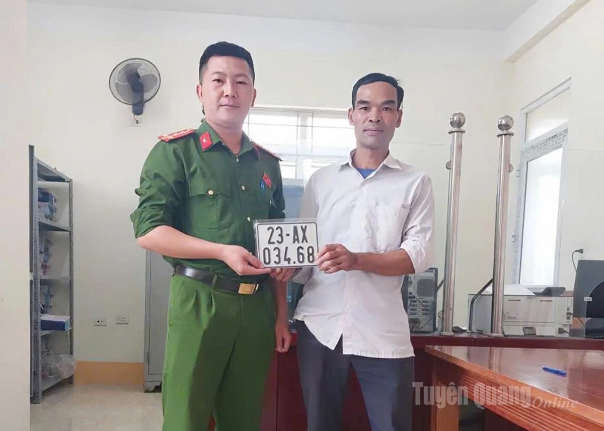  Anh 
Vương Văn Vải, thôn Díu Hạ, 
xã Xín Mần
phấn khởi 
khi nhận kết quả đăng ký xe.