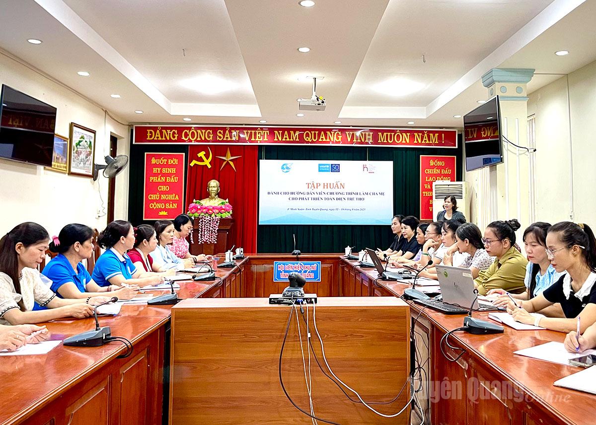 Hội nghị tập huấn hướng dẫn viên chương trình làm cha mẹ cho phát triển toàn diện trẻ thơ.