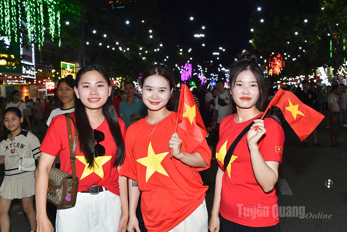  Niềm vui của du khách khi tới tham gia Lễ hội Thành Tuyên.