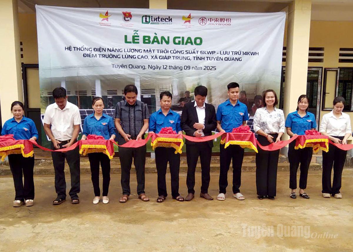 Các đại biểu cắt băng bàn giao công trình.