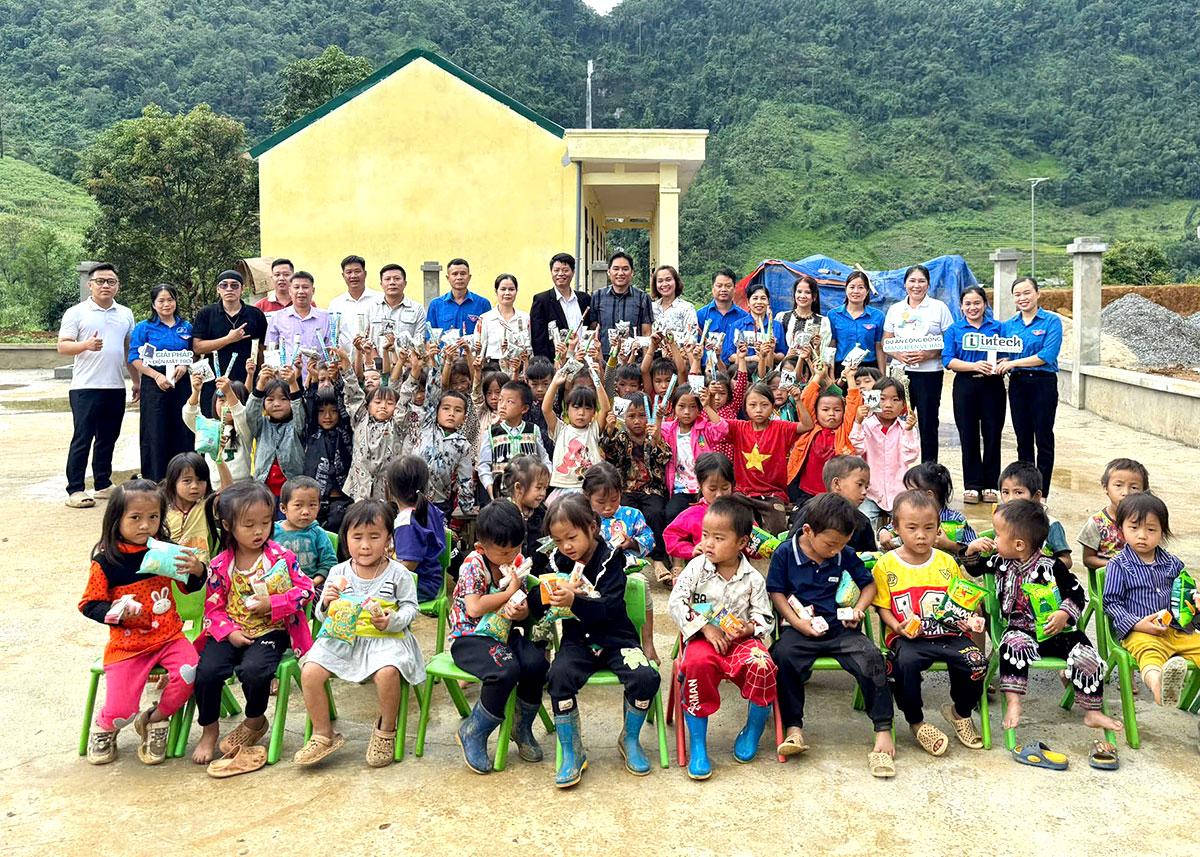 Các đơn vị tài trợ tặng quà cho các em học sinh của điểm trường Lùng Cao.
