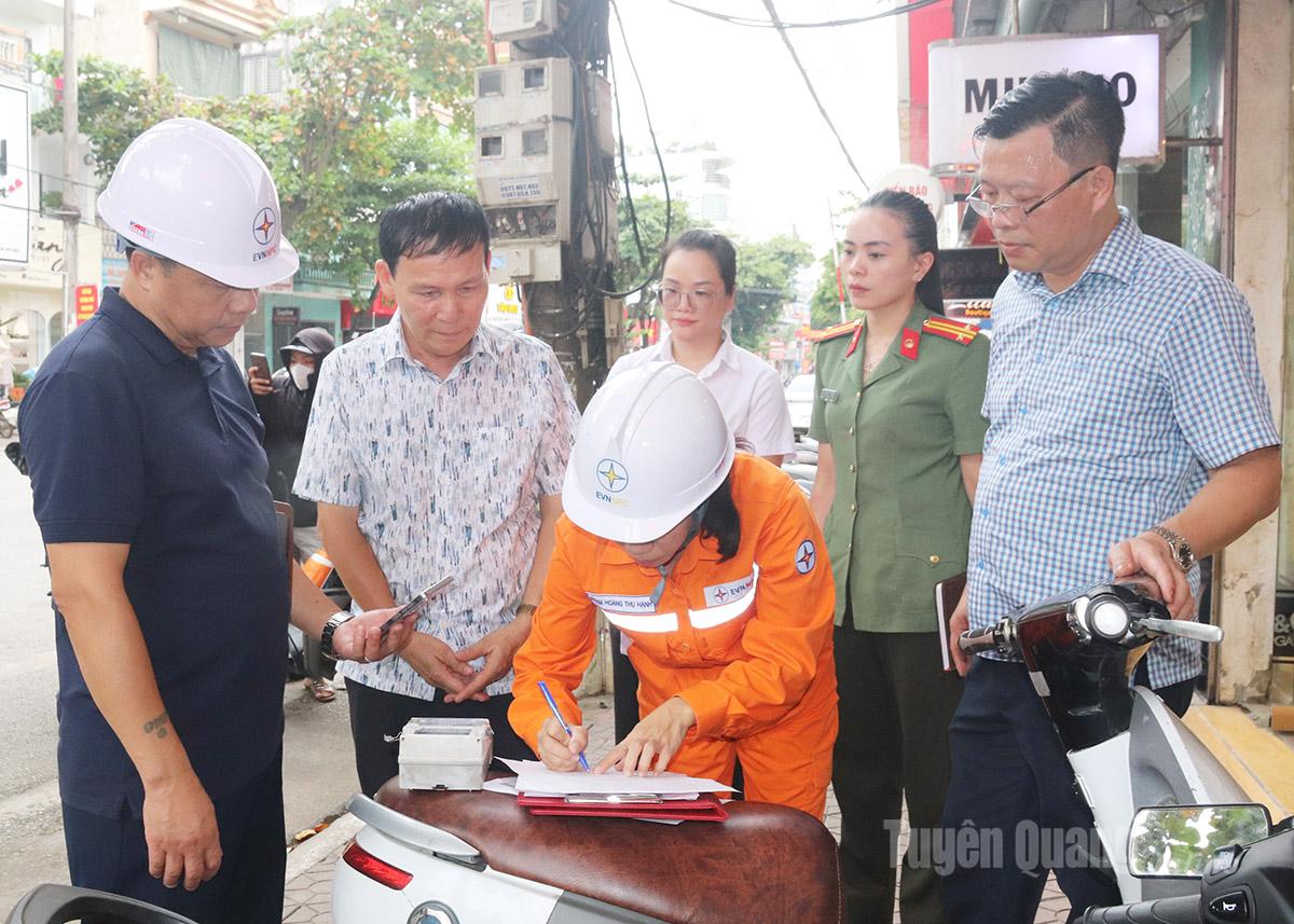 Đoàn kiểm tra liên ngành lập biên bản kiểm tra công tơ điện tại phường Minh Xuân, góp phần bảo đảm minh bạch trong sử dụng điện.