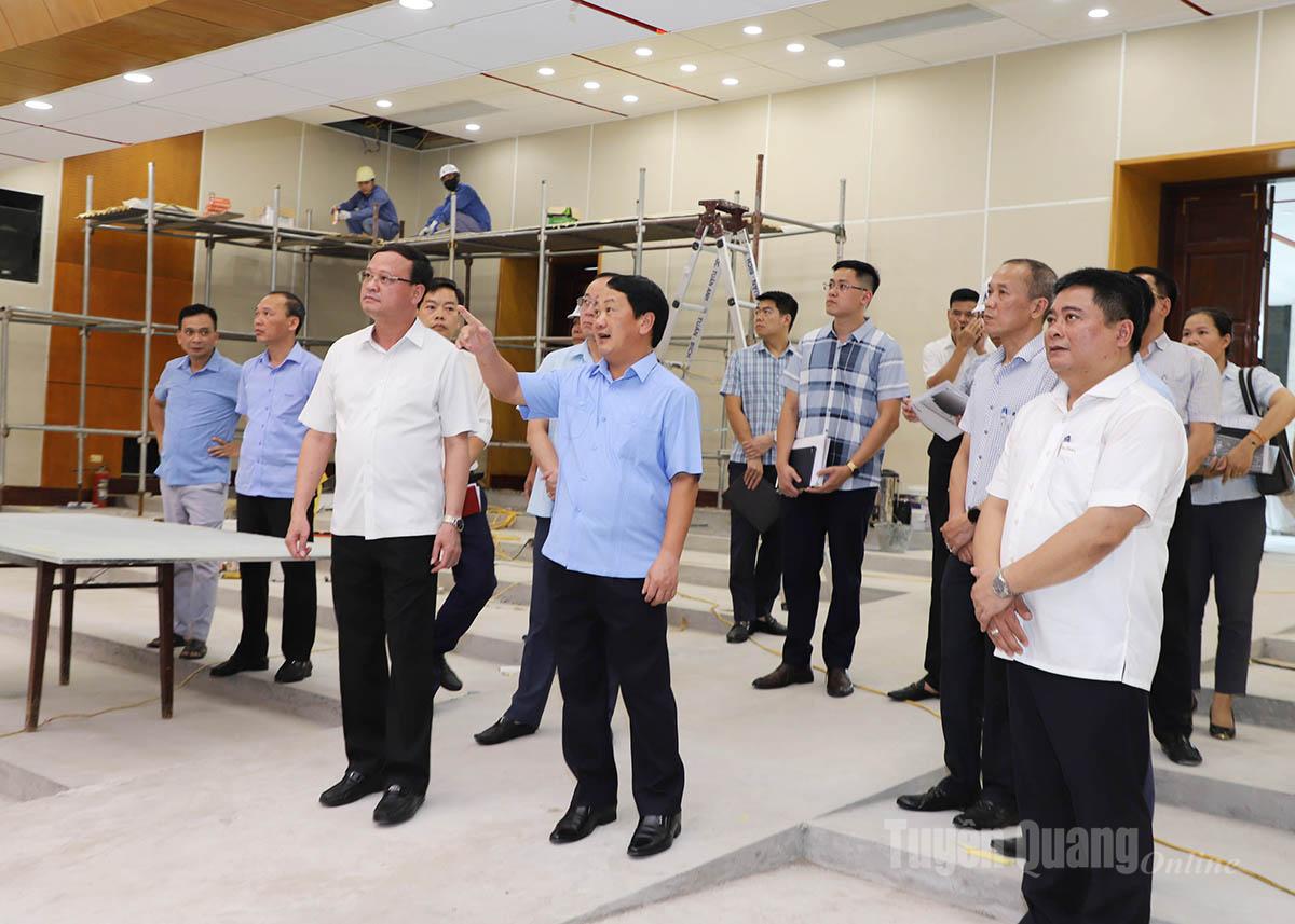 Đồng chí Bí thư Tỉnh ủy Hầu A Lềnh kiểm tra tiến độ cải tạo, nâng cấp Trung tâm Thông tin - Hội nghị, là địa điểm tỉnh chọn tổ chức đại hội.     