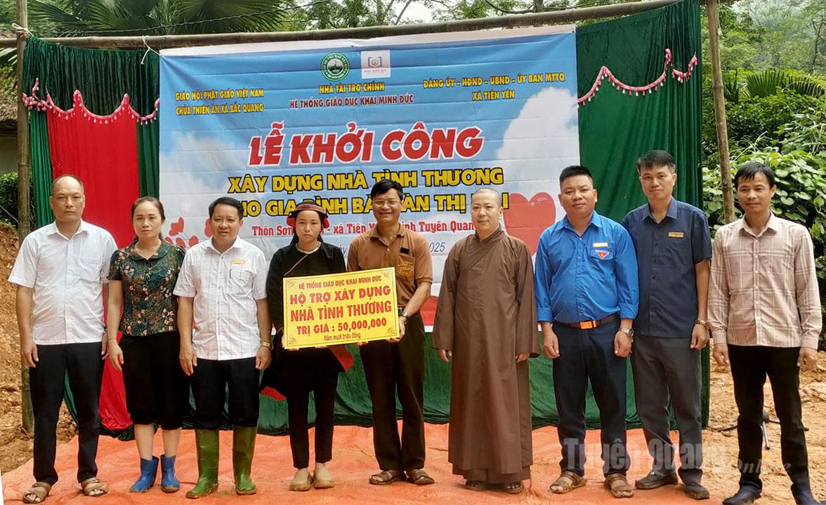 Đại diện đơn vị tài trợ trao 50 triệu đồng hỗ trợ gia đình chị Bàn Thị Mai xây dựng nhà mới