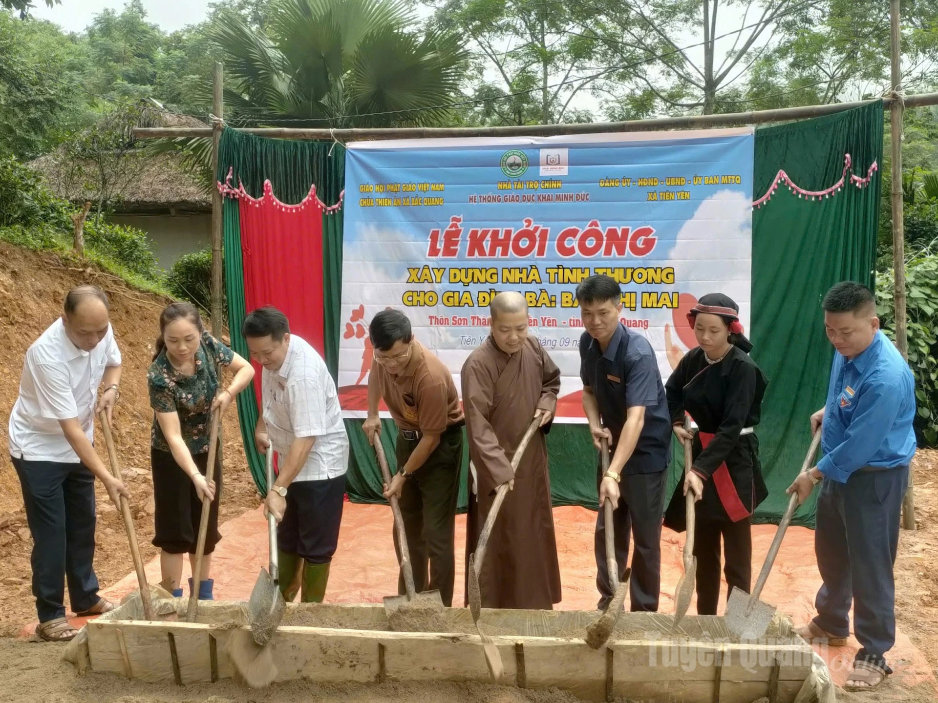 Cấp ủy, chính quyền cùng đơn vị tài trợ thực hiện nghi thức khởi công xây dựng nhà ở mới