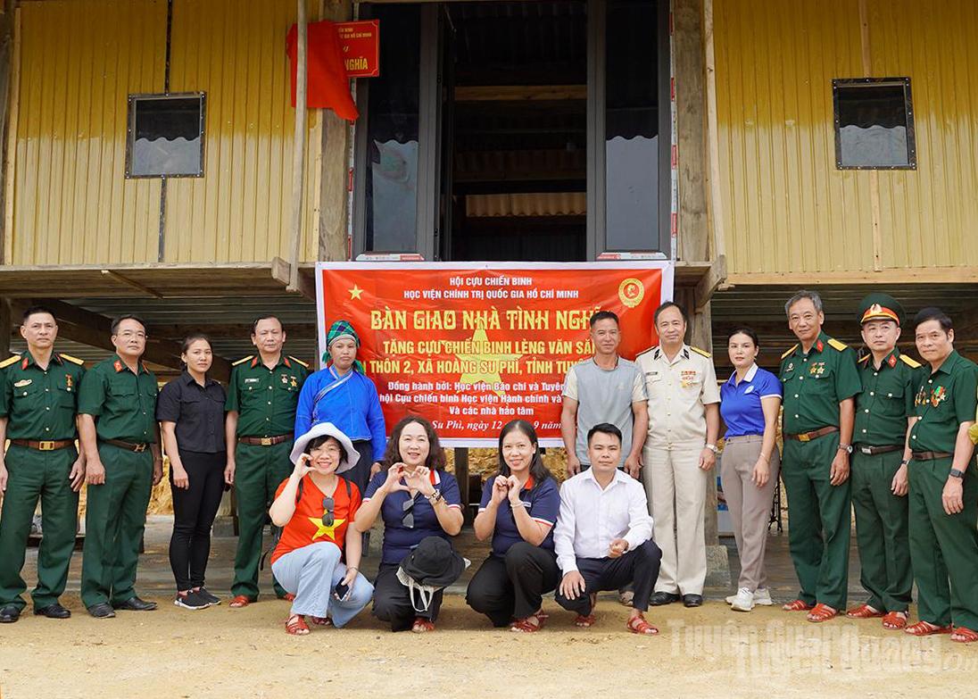 Các đơn vị khánh thành, bàn giao nhà tình nghĩa cho gia đình CCB Lèng Văn Săn, thôn Thượng 2, xã Hoàng Su Phì.
