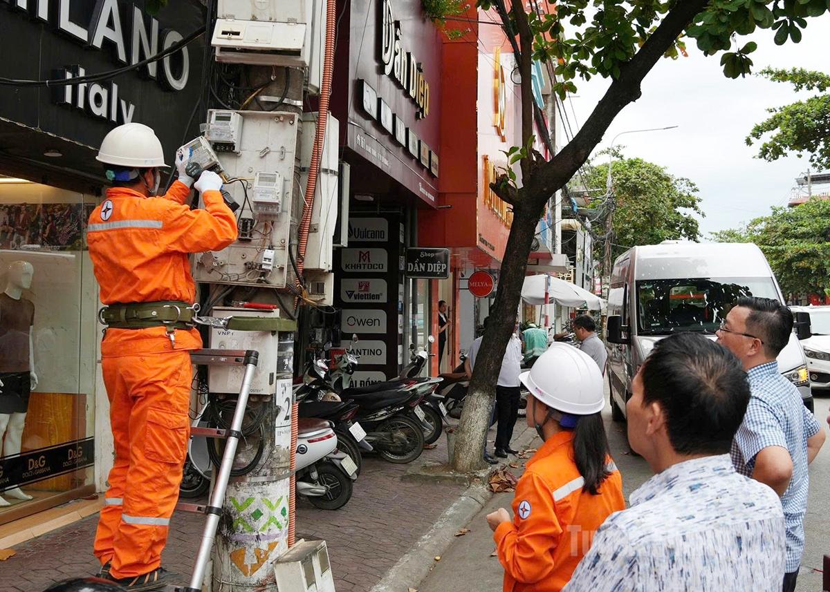 Đoàn liên ngành thực hiện tháo công tơ sử dụng điện của hộ dân trên địa bàn phường Minh Xuân mang đi kiểm định.