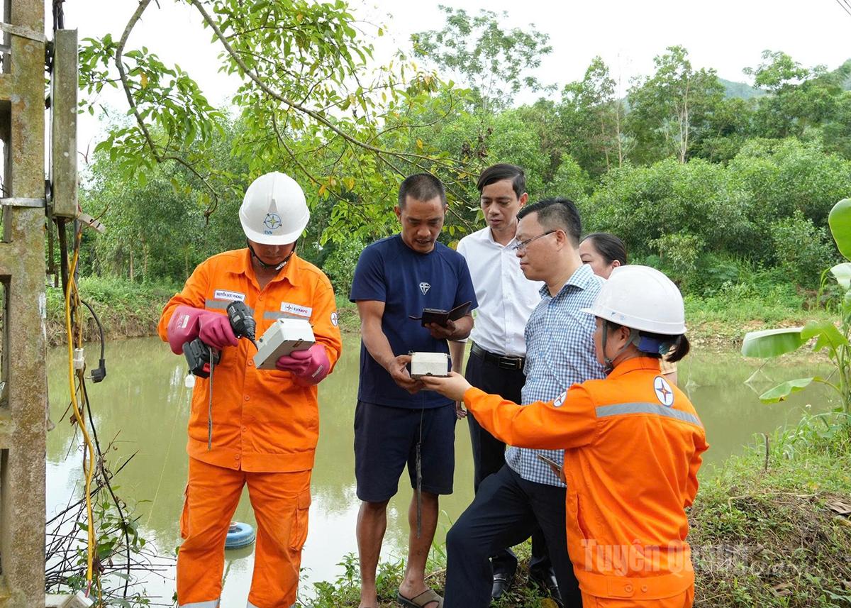 Đoàn liên ngành kiểm tra công tơ sử dụng điện của người dân trên địa bàn xã Yên Sơn.

