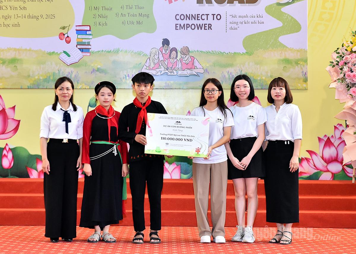 Đại diện Dự án Con đường phấn trao quà cho học sinh trường Phổ thông Dân tộc nội trú THCS Yên Sơn.