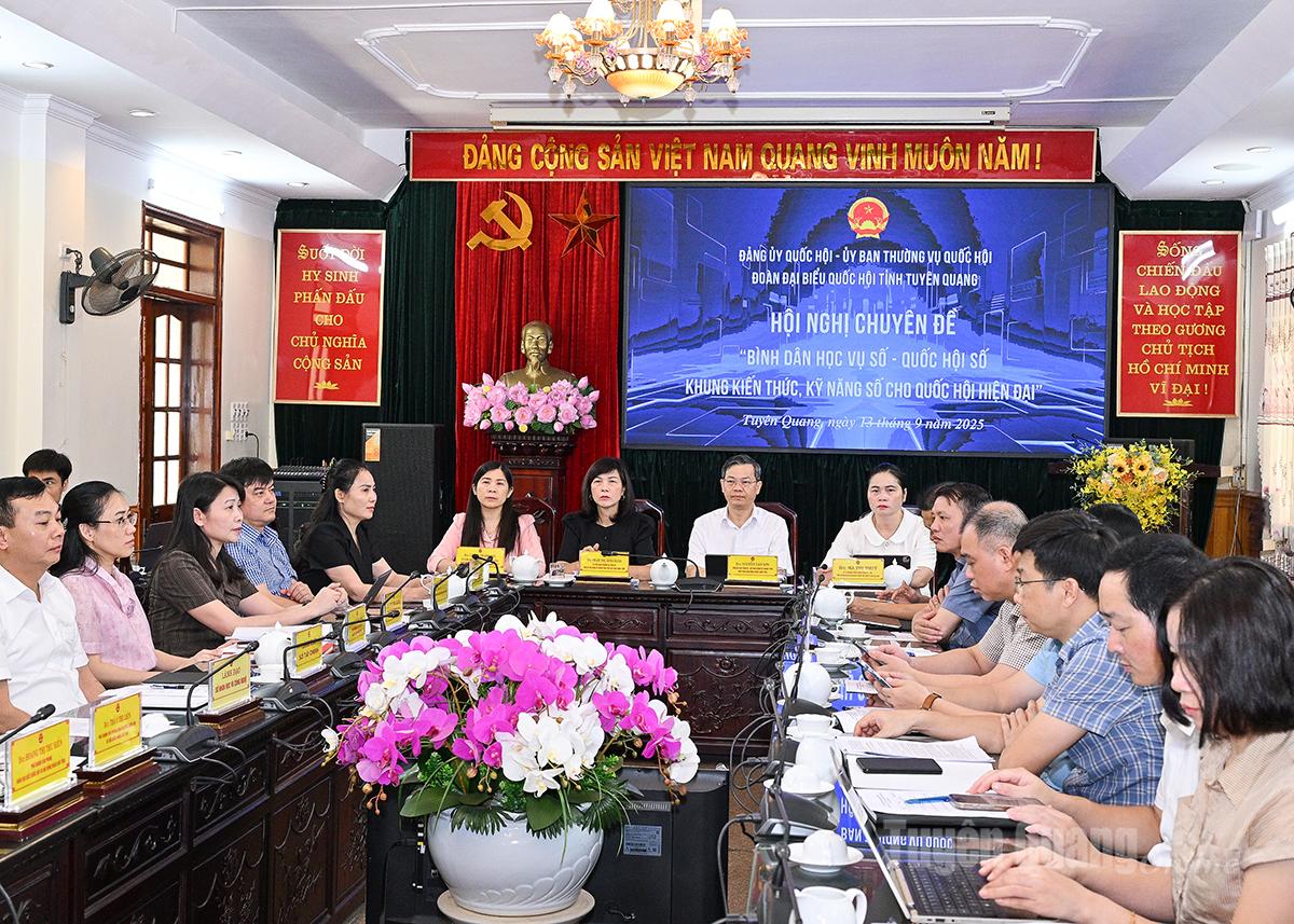 Lãnh đạo HĐND, Đoàn đại biểu Quốc hội tỉnh chủ trì tại điểm cầu tỉnh Tuyên Quang.
