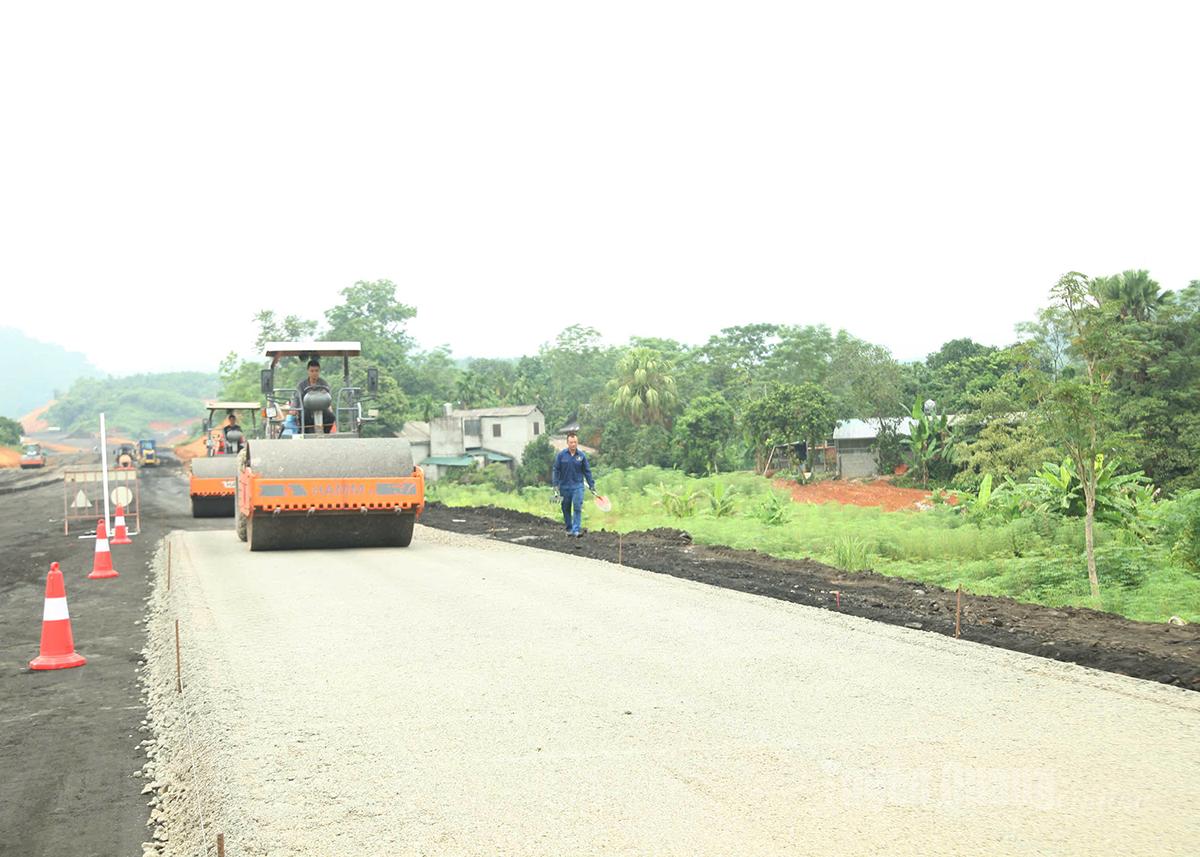 Construction unit laying road base at Package No. 4 of the Tuyen Quang - Ha Giang Expressway Project.