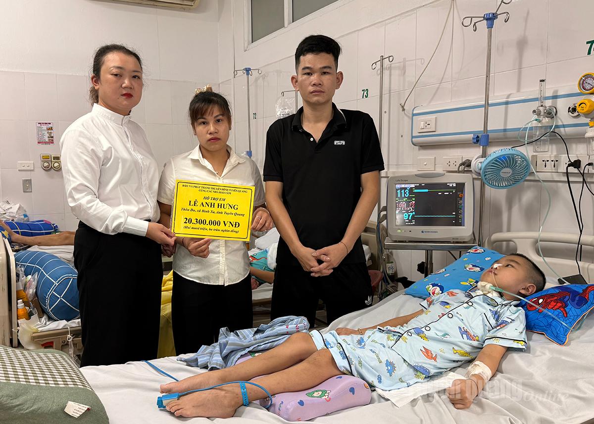 Báo và phát thanh, truyền hình Tuyên Quang cùng các nhà hảo tâm trao tiền hỗ trợ cho gia đình em Lê Anh Hưng, thôn Đo, xã Bình Xa tỉnh Tuyên Quang.
