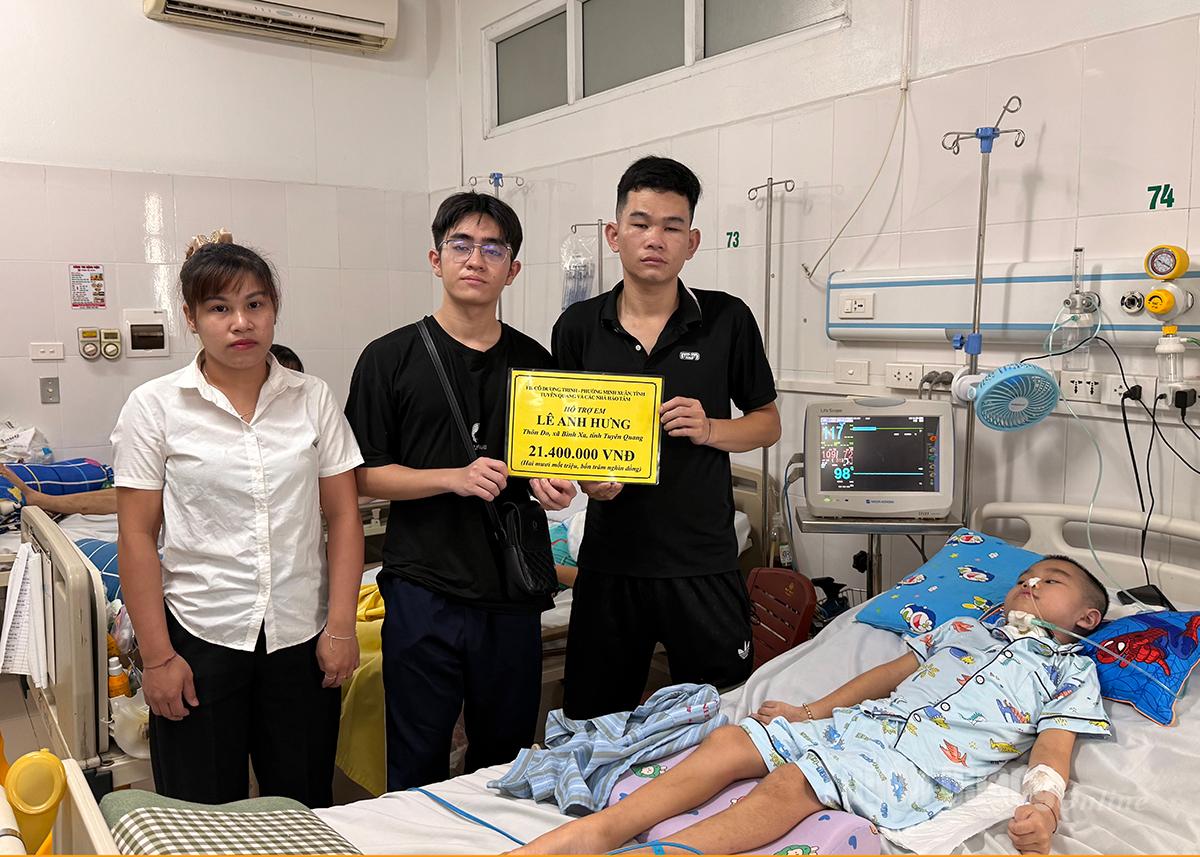 Em Lã Đức Nghĩa đại diện FB Dương Trinh, phường Minh Xuân tỉnh Tuyên Quang trao tiền hỗ trợ cho gia đình em Lê Anh Hưng.
