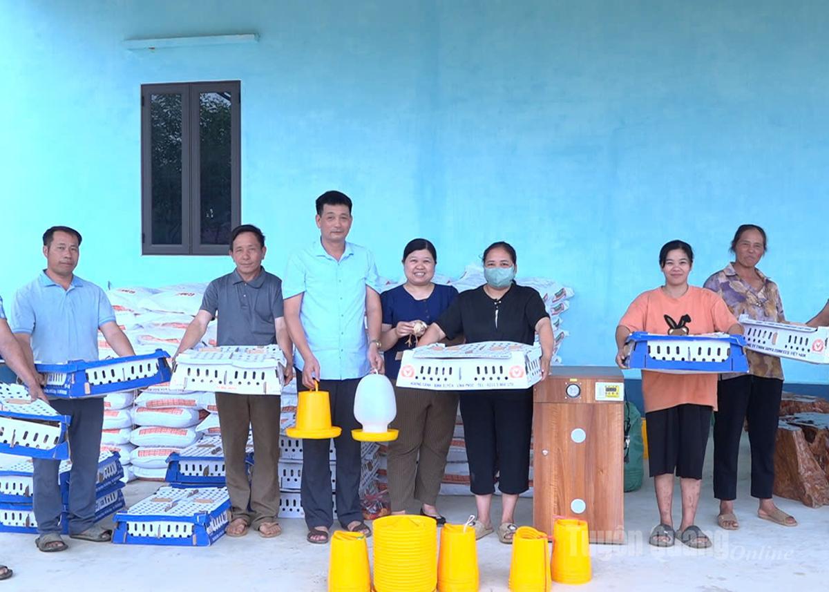 Người dân thôn Tân An, xã Đông Thọ nhận hỗ trợ gà giống và thức ăn chăn nuôi.