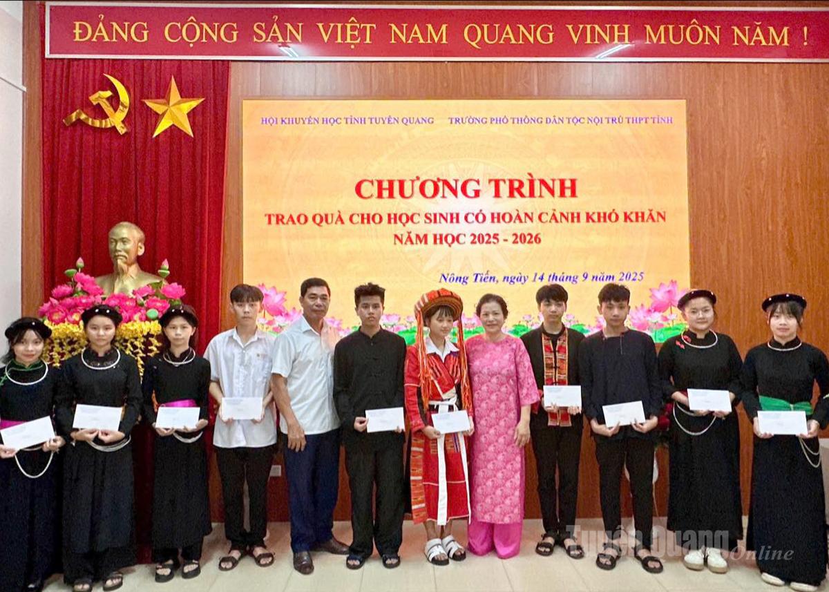 Lãnh đạo Hội Khuyến học tỉnh trao học bổng cho học sinh có hoàn cảnh khó khăn của Trường Phổ thông Dân tộc nội trú THPT tỉnh.