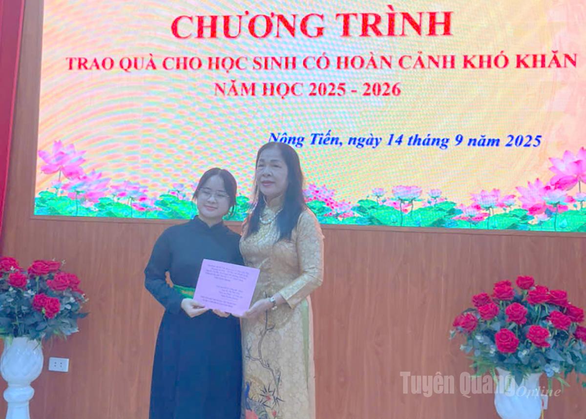 Nhà hảo tâm Nguyễn Thị Độ tặng suất học bổng năm thứ hai trị giá 5 triệu đồng cho em Nguyễn Thị Hải Yến, cựu học sinh của nhà trường niên khoá 2021-2024.