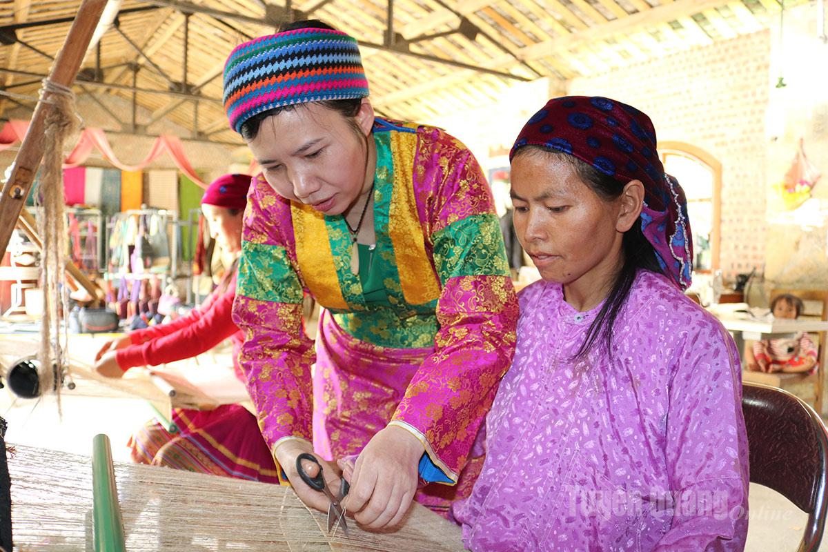 Chị Vàng Thị Cầu tỉ mỉ hướng dẫn cho các thành viên Hợp tác xã lanh trắng Sà Phìn kỹ năng dệt lanh.