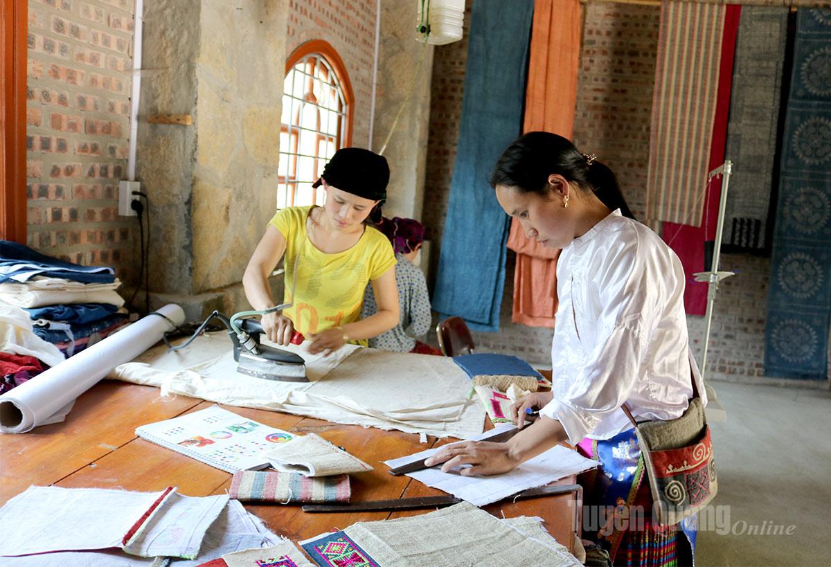 Thành viên Hợp tác xã lanh trắng Sà Phìn thực hiện công đoạn cắt may, tạo ra nhiều sản phẩm khác nhau từ lanh trắng.   

