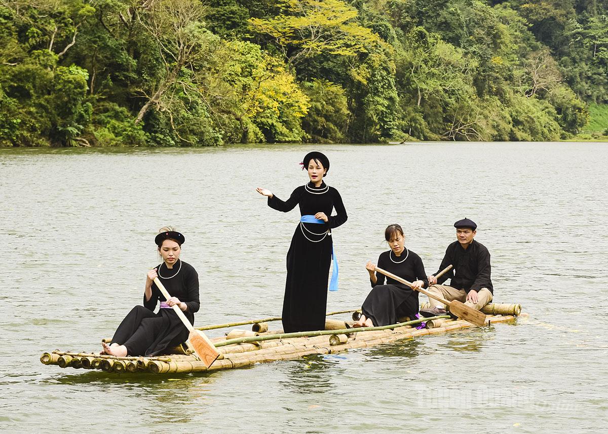 Nghe hát Then trên hồ Nà Nưa.