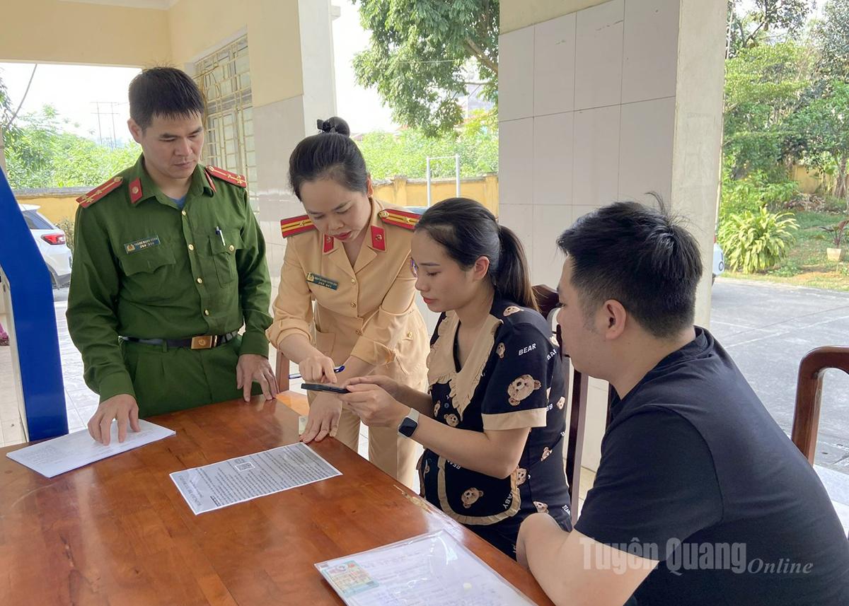 Lực lượng Công an hướng dẫn người dân thực hiện đăng ký phương tiện và cấp lại giấy phép lái xe ở cơ sở.
