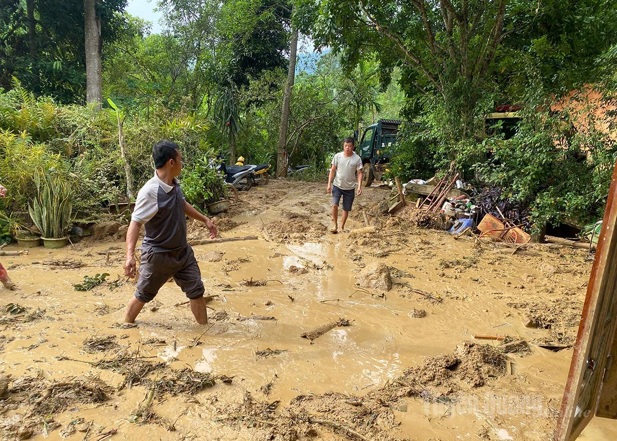 Bà con nhân dân xã Yên Phú tỉnh Tuyên Quang khắc phục hậu quả sau lũ.