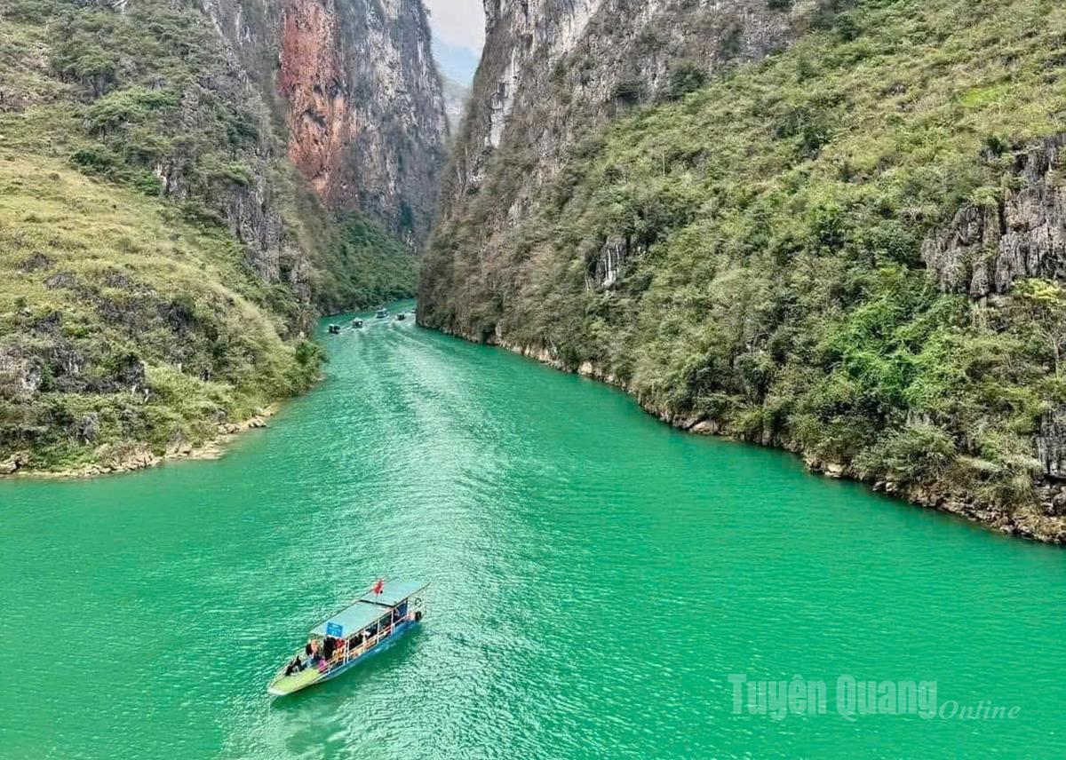 Sông Nho Quế và Hẻm vực Tu Sản là địa điểm tham quan nổi tiếng trên Cao nguyên đá Đồng Văn.