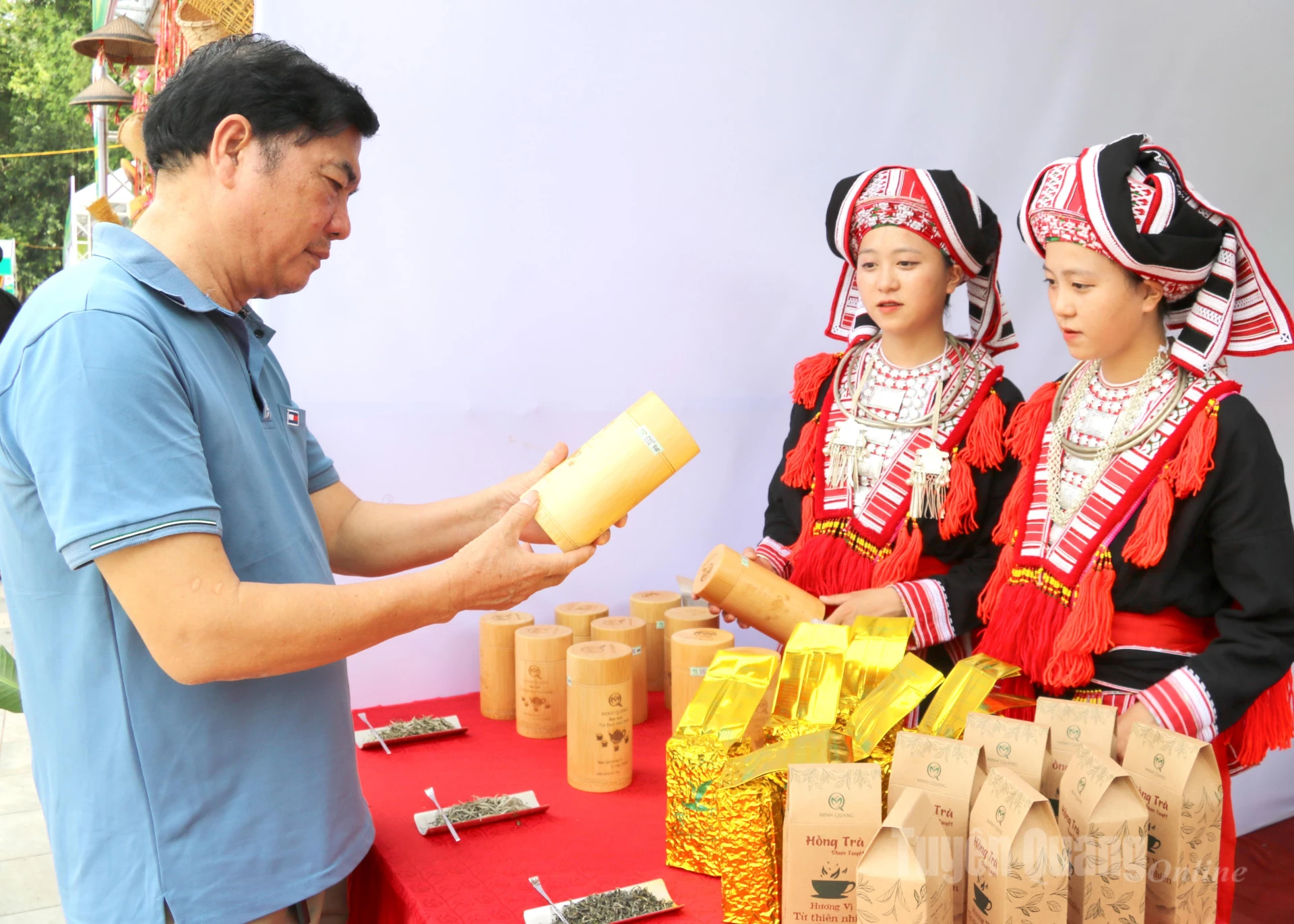 Xã Hoàng Su Phì giới thiệu sản phẩm trà đến với du khách.