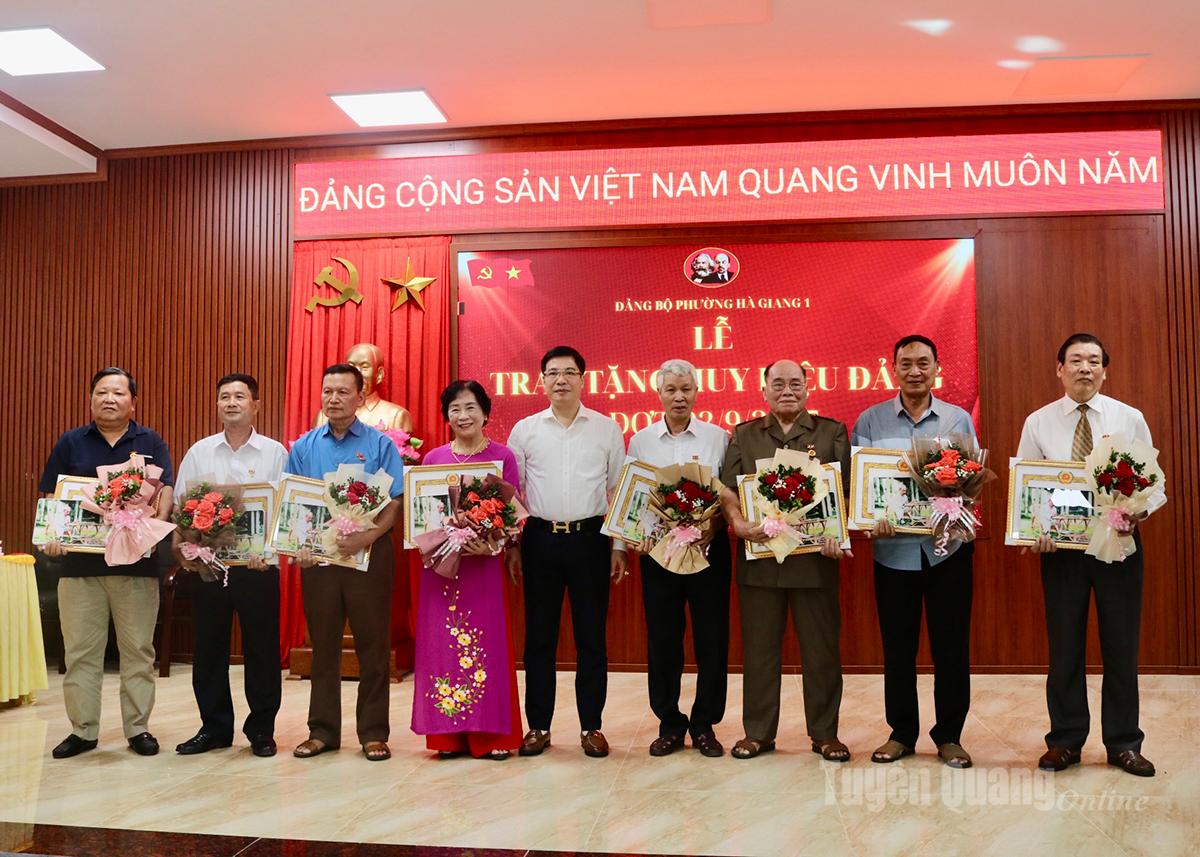 Lãnh đạo phường Hà Giang 1 trao Huy hiệu Đảng cho các đảng viên.
