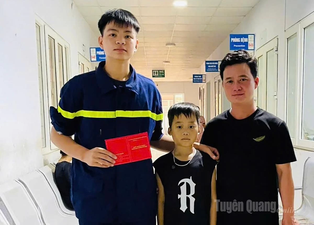 Chiến sỹ Phòng Cảnh sát phòng cháy, chữa cháy và cứu nạn cứu hộ, Công an tỉnh hiến máu cứu người.