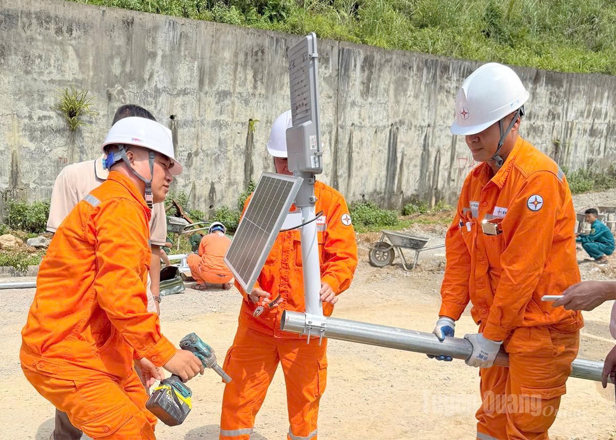 Đội Quản lý Điện lực khu vực Yên Minh tích cực thi công công trình.