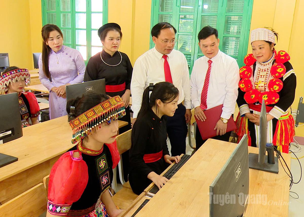 Lãnh đạo xã Lâm Bình thăm và động viên thầy trò Trường Phổ thông Dân tộc bán trú Tiểu học và THCS Xuân Lập trong dịp đầu năm học mới.