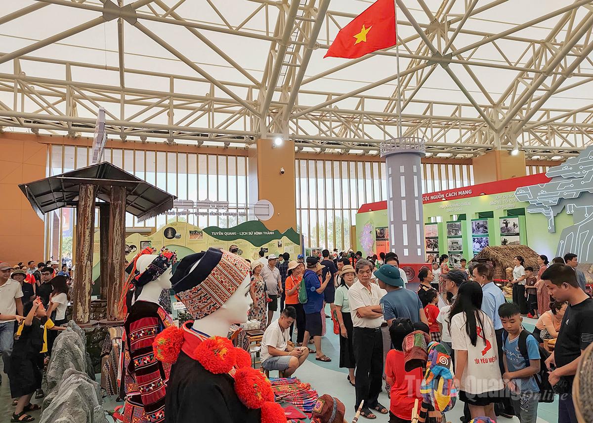 Gian trưng bày triển lãm tỉnh Tuyên Quang thu hút một lượng khách đông kỷ lục.