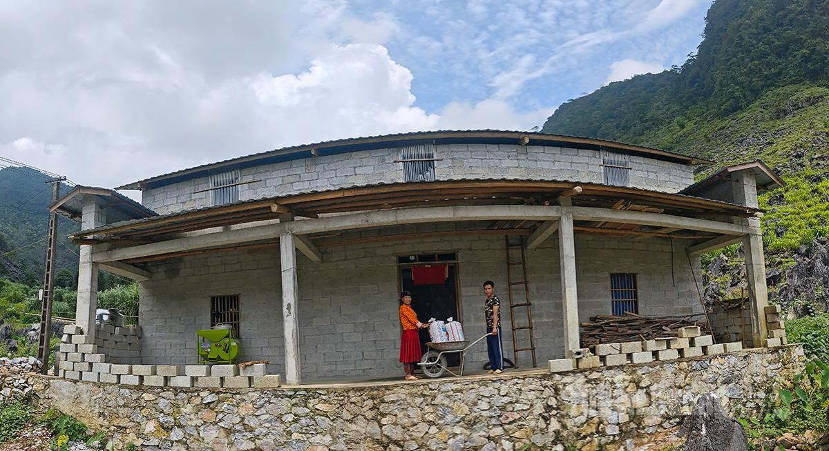 Căn nhà anh Sùng Chứ Co, thôn Há Đề, xã Lũng Phìn được dựng lên nhờ sự giúp sức của cả cộng đồng.
