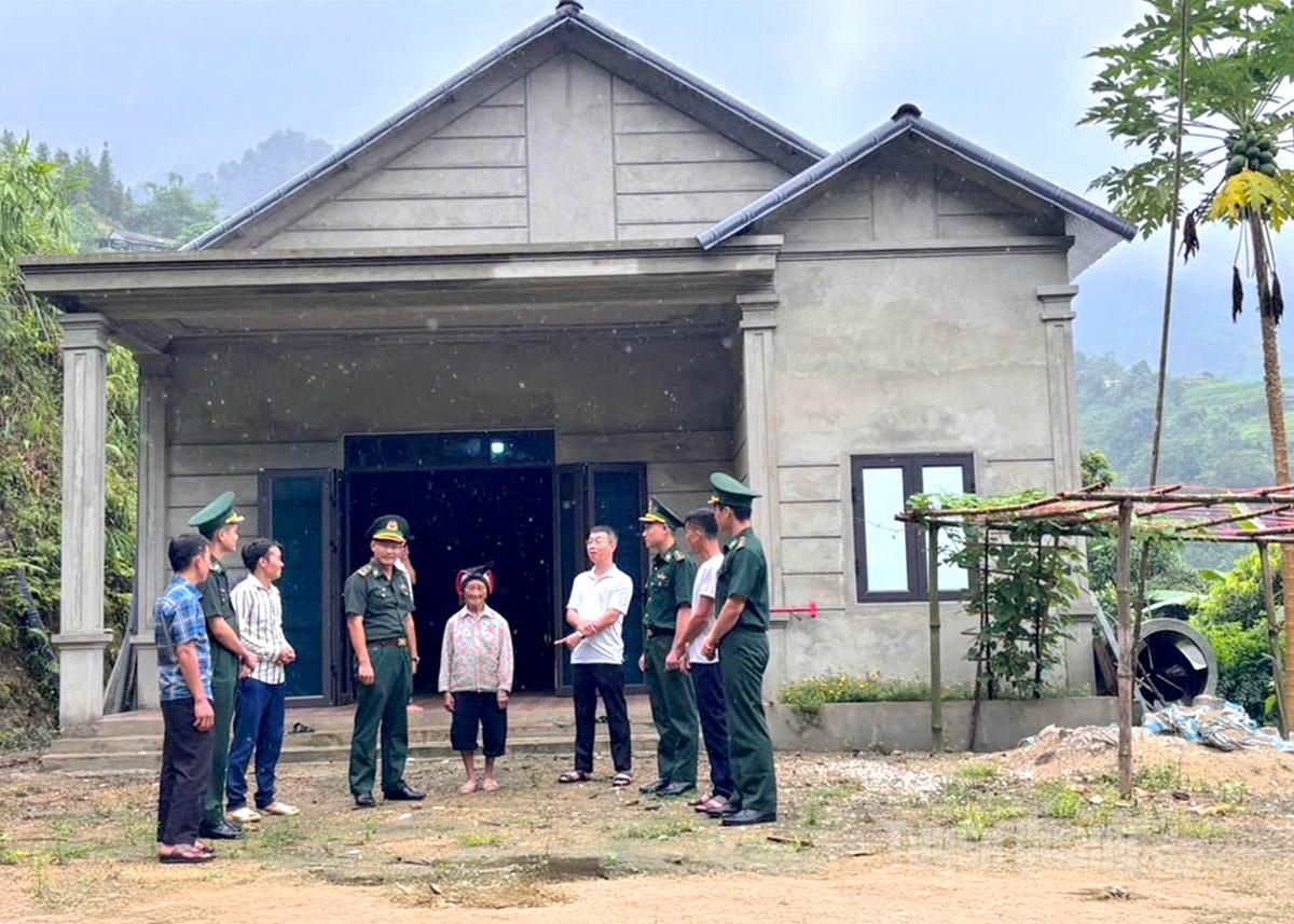 Gia đình anh Đặng Văn Mành, thôn Nặm Ngặt, xã Thanh Thuỷ chia sẻ niềm vui được sống trong căn nhà mới với cán bộ, chiến sỹ Đồn Biên phòng Cửa khẩu Quốc tế Thanh Thủy.