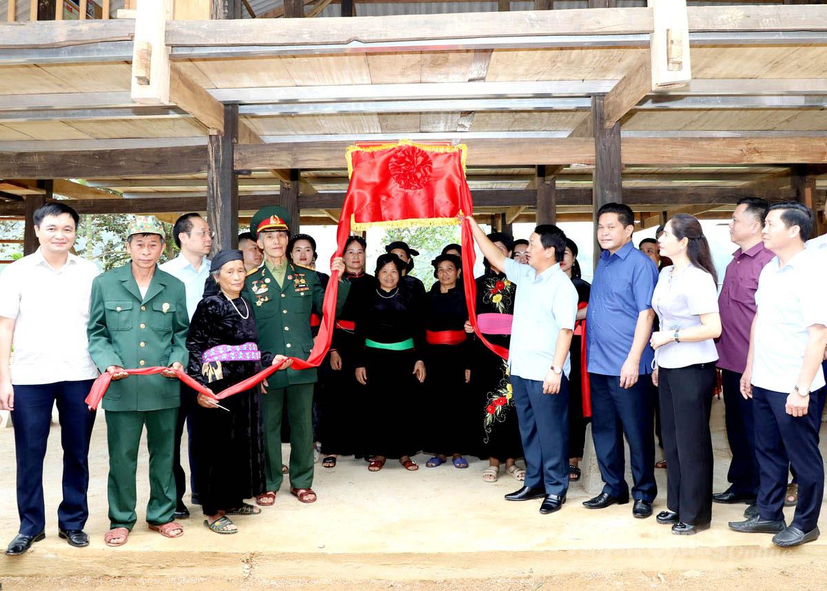 Đồng chí Hầu A Lềnh, Ủy viên BCH Trung ương Đảng, Bí thư Tỉnh ủy dự và thực hiện nghi thức khánh thành nhà mới cho gia đình ông Mai Trung Liên, thương binh hạng 4/4, thôn Nà Han, xã Ngọc Đường.                                                                   Ảnh: Văn Nghị