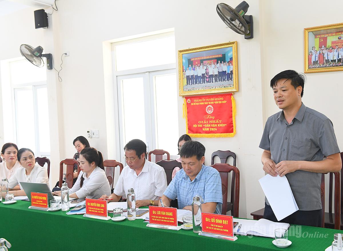 Lãnh đạo UBND phường An Tường báo cáo tình hình thực hiện nhiệm vụ quản lý nhà nước về giáo dục trên địa bàn phường.