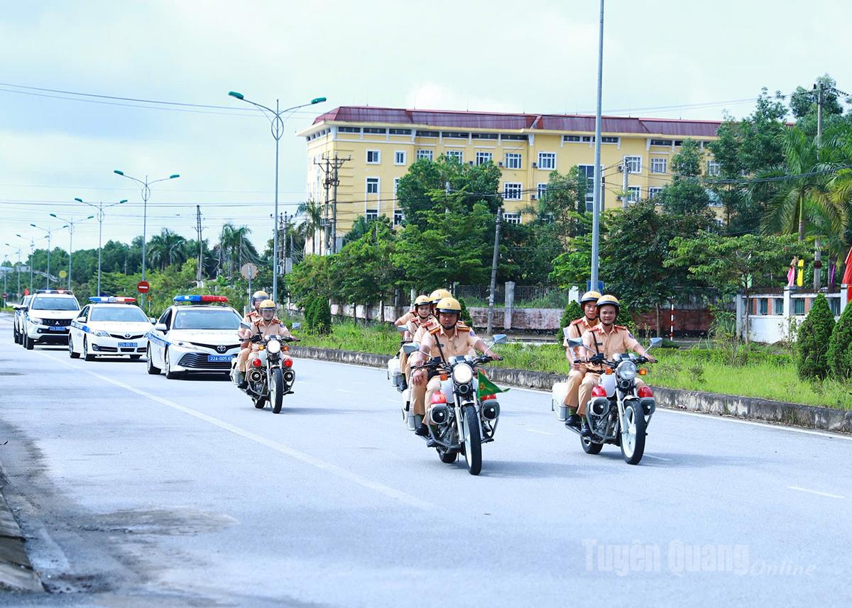 Lực lượng Cảnh sát giao thông, Công an tỉnh ra quân bảo đảm trật tự an toàn giao thông phục vụ Đại hội đại biểu Đảng bộ tỉnh.
