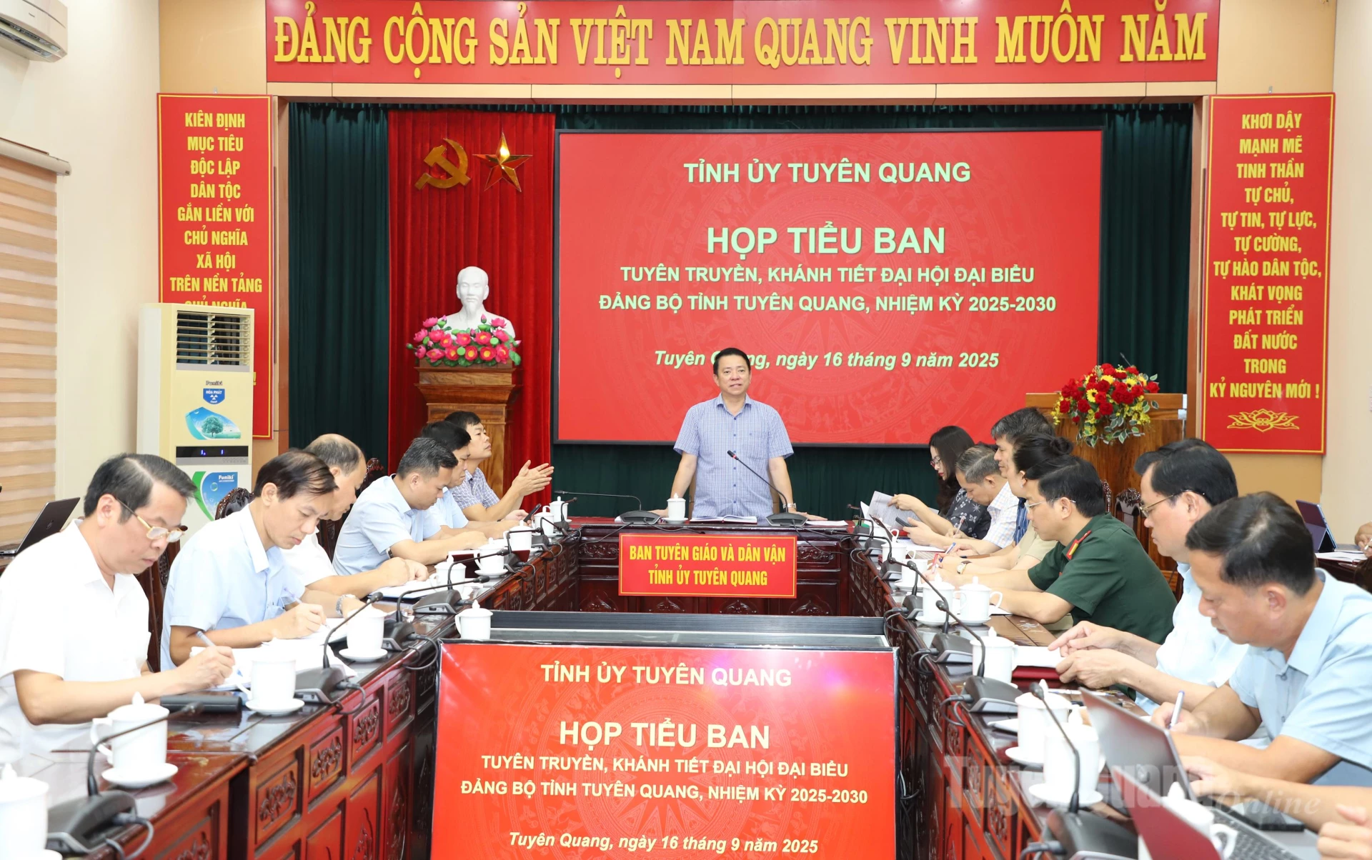Quang cảnh họp Tiểu ban Tuyên truyền, khánh tiết Đại hội đại biểu Đảng bộ tỉnh lần thứ I, nhiệm kỳ 2025 – 2030.
